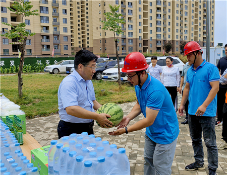 7月5日，集團(tuán)公司黨委副書記、總經(jīng)理惠宏軍帶隊赴咸陽市秦都區(qū)馬泉新家園三標(biāo)段項目、興平四季花園三期項目開展“送清涼”慰問活動，并檢查防暑降溫及安全生產(chǎn)工作情況 (2)_副本.jpg